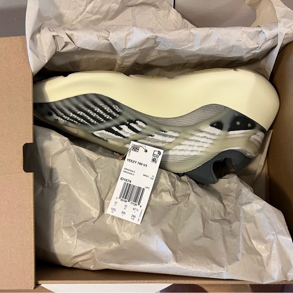 Yeezy 700 V3 Salt- Size 12.5 (Fits like 12) Brand New (Deadstock) - Picture 4 of 8
